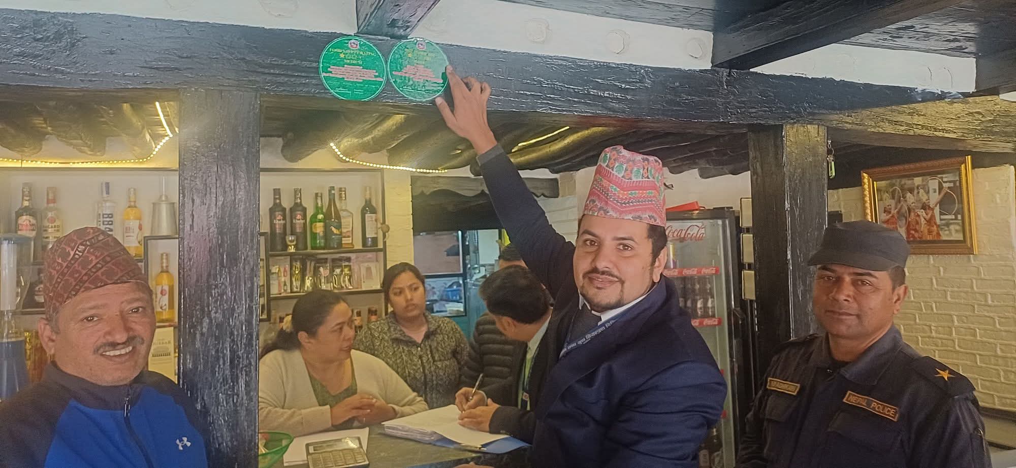 बन्दिपुरका हाेटललाइ हरियो स्टिकर !