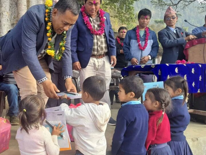 अध्यक्ष श्रेष्ठकाे जन्मदिनको अवसरमा अजम्बरी र जलदेवी प्राविमा शैक्षिक सामग्री सहयोग
