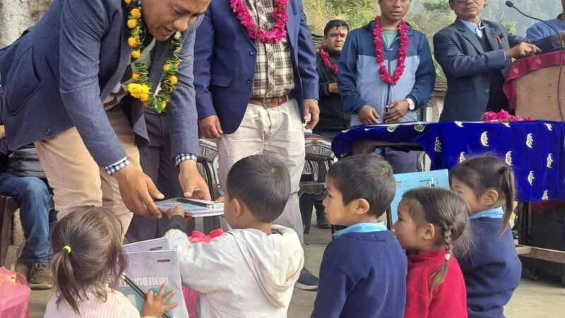 अध्यक्ष श्रेष्ठकाे जन्मदिनको अवसरमा अजम्बरी र जलदेवी प्राविमा शैक्षिक सामग्री सहयोग