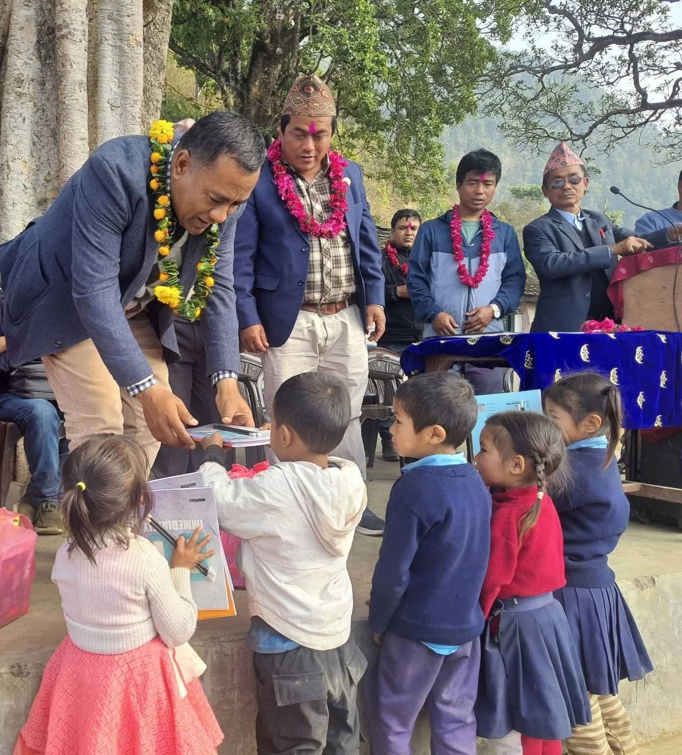अध्यक्ष श्रेष्ठकाे जन्मदिनको अवसरमा अजम्बरी र जलदेवी प्राविमा शैक्षिक सामग्री सहयोग