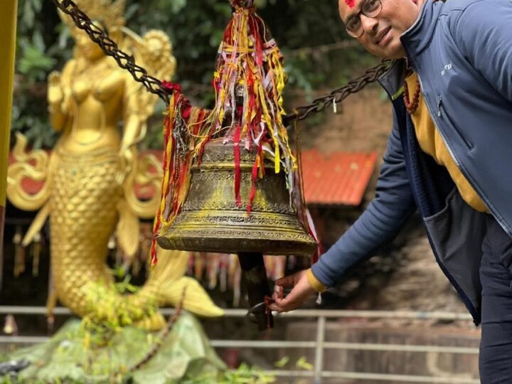 छाब्दी मन्दिरमा पूजा गर्दै स्वर्णिम वाग्लेको चुनावी अभियानको औपचारिक सुरुआत