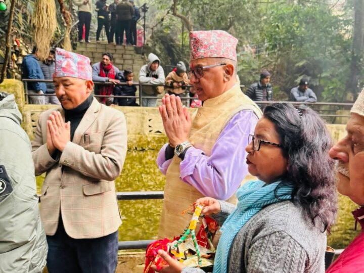 ढोरबाराही मन्दिरमा पूजा गरी भण्डारीकाे चुनावी अभियान सुरु, दलबलसहित मन्दिरमा पुगे