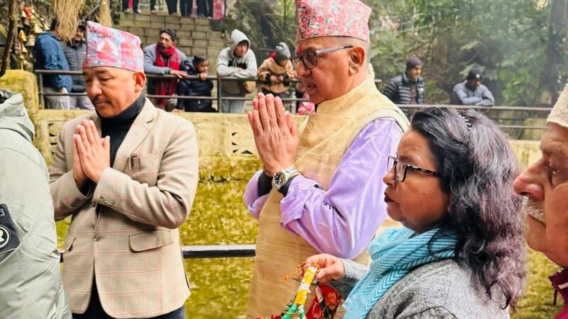 ढोरबाराही मन्दिरमा पूजा गरी भण्डारीकाे चुनावी अभियान सुरु, दलबलसहित मन्दिरमा पुगे