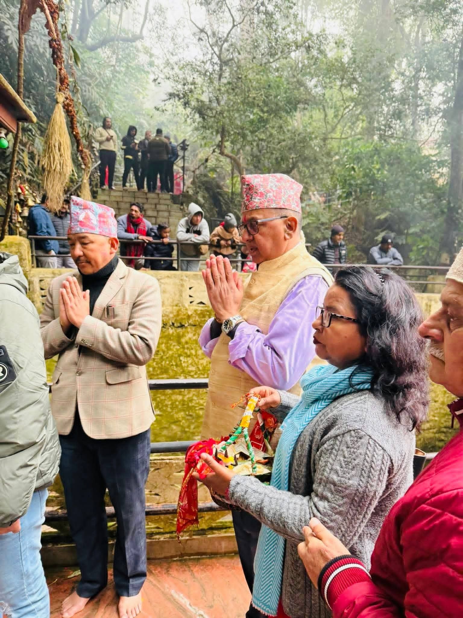 ढोरबाराही मन्दिरमा पूजा गरी भण्डारीकाे चुनावी अभियान सुरु, दलबलसहित मन्दिरमा पुगे