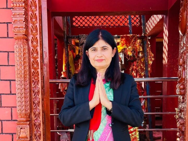 “मन्दिर दर्शनपछि घरदैलो: भगवती न्यौपानेले चुनावी ढोका नै खोलीन्!”