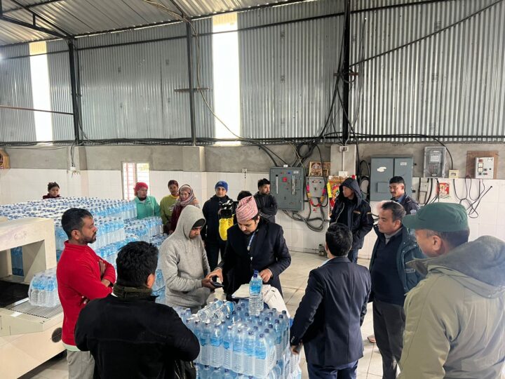 कम गुणस्तरको पानी उत्पादन भएको जनगुनासोपछि अकला फुड एण्ड बेभरेजमा अनुगमन