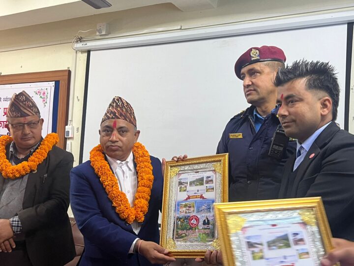 म्याग्दे उद्योग वाणिज्य संघद्वारा प्रमुख जिल्ला अधिकारी तिवारी र प्रहरी प्रमुख कार्की सम्मानित