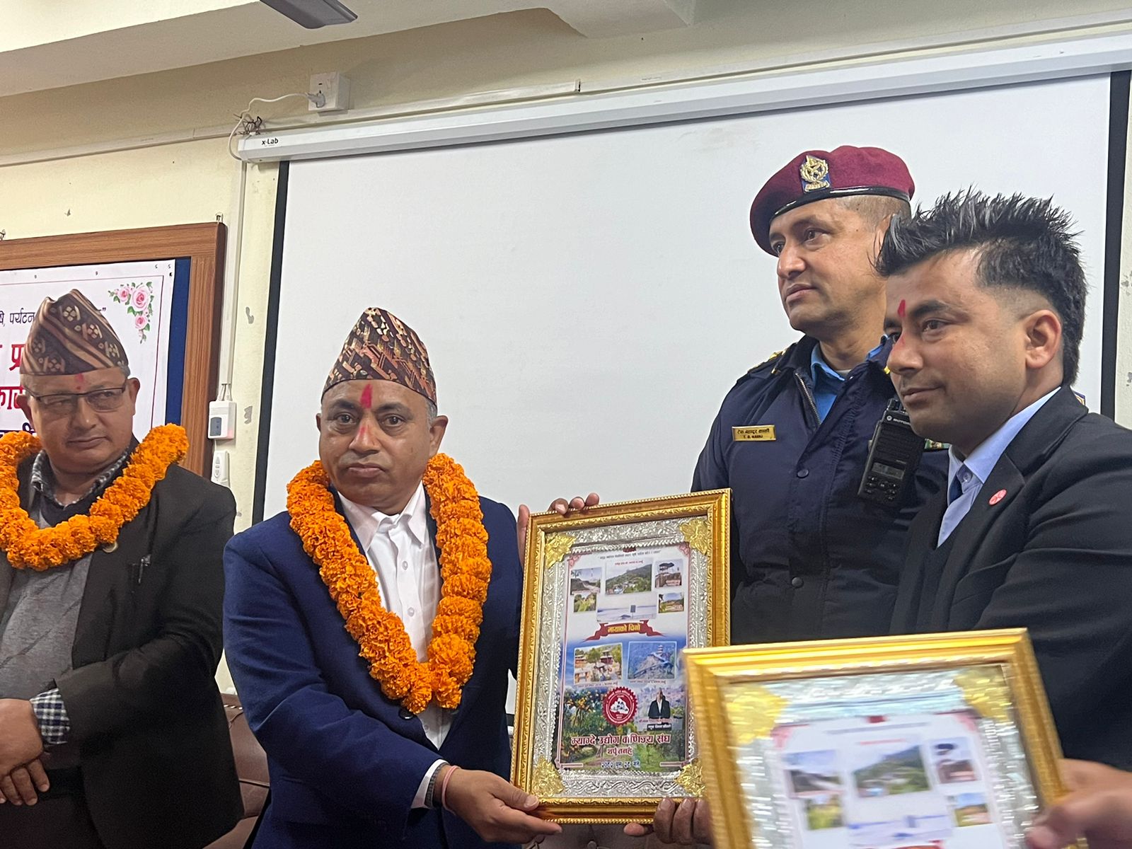 म्याग्दे उद्योग वाणिज्य संघद्वारा प्रमुख जिल्ला अधिकारी तिवारी र प्रहरी प्रमुख कार्की सम्मानित