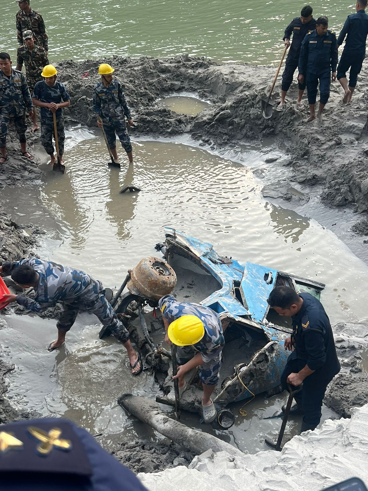 त्रिशूलीमा खसेको बसको अवशेष डेढ वर्षपछि आँबुखैरेनीमा फेला, उत्खनन तीव्र