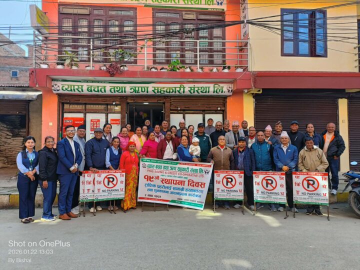 व्यास सहकारी स्थापना दिवसका अवसरमा ट्राफिक सचेतनाका सामग्री सहयोग