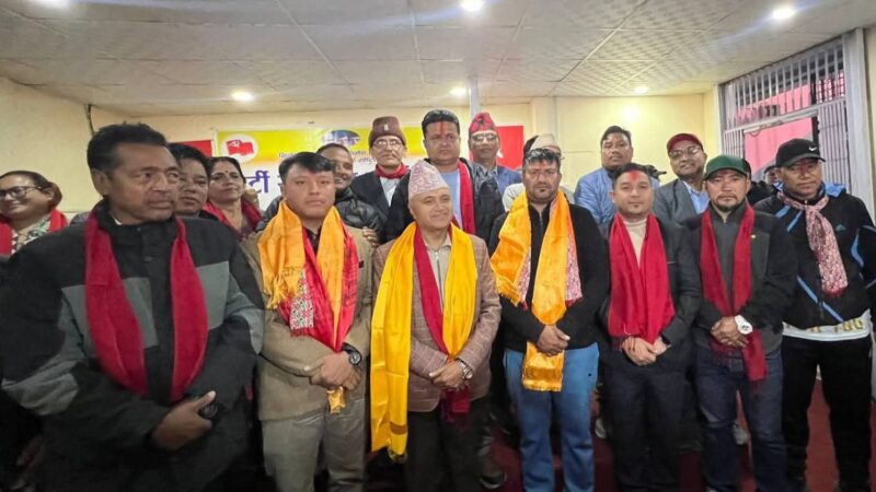 तनहुँमा नगर अध्यक्ष गुरुङ सहित सचिव र वडाअध्यक्ष गरि २६ जनाको टोली एमालेमा प्रवेश !