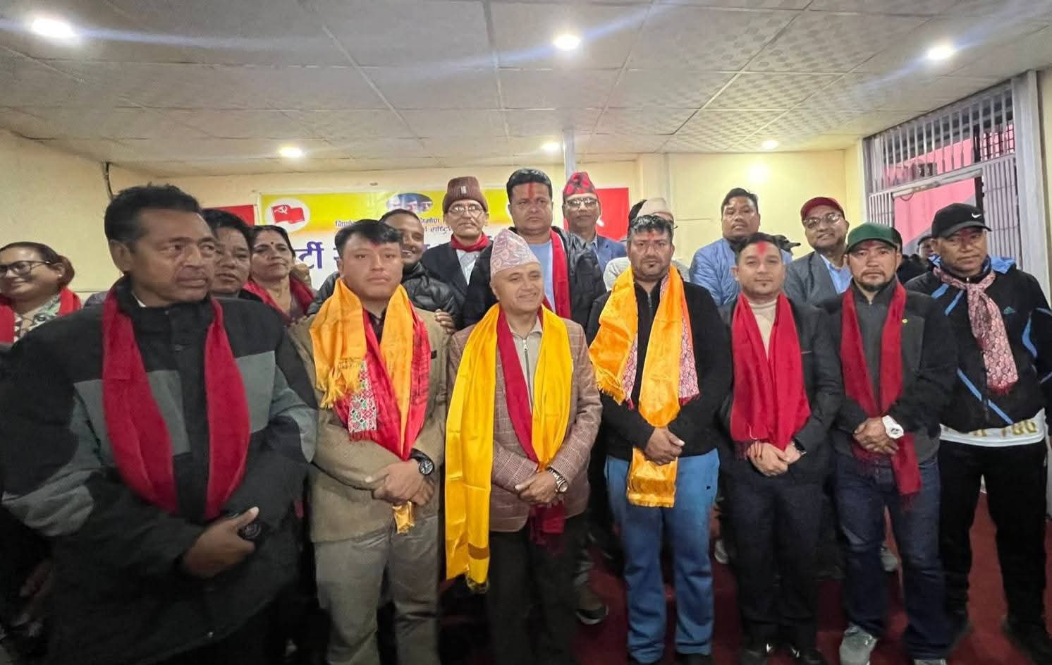 तनहुँमा नगर अध्यक्ष गुरुङ सहित सचिव र वडाअध्यक्ष गरि २६ जनाको टोली एमालेमा प्रवेश !