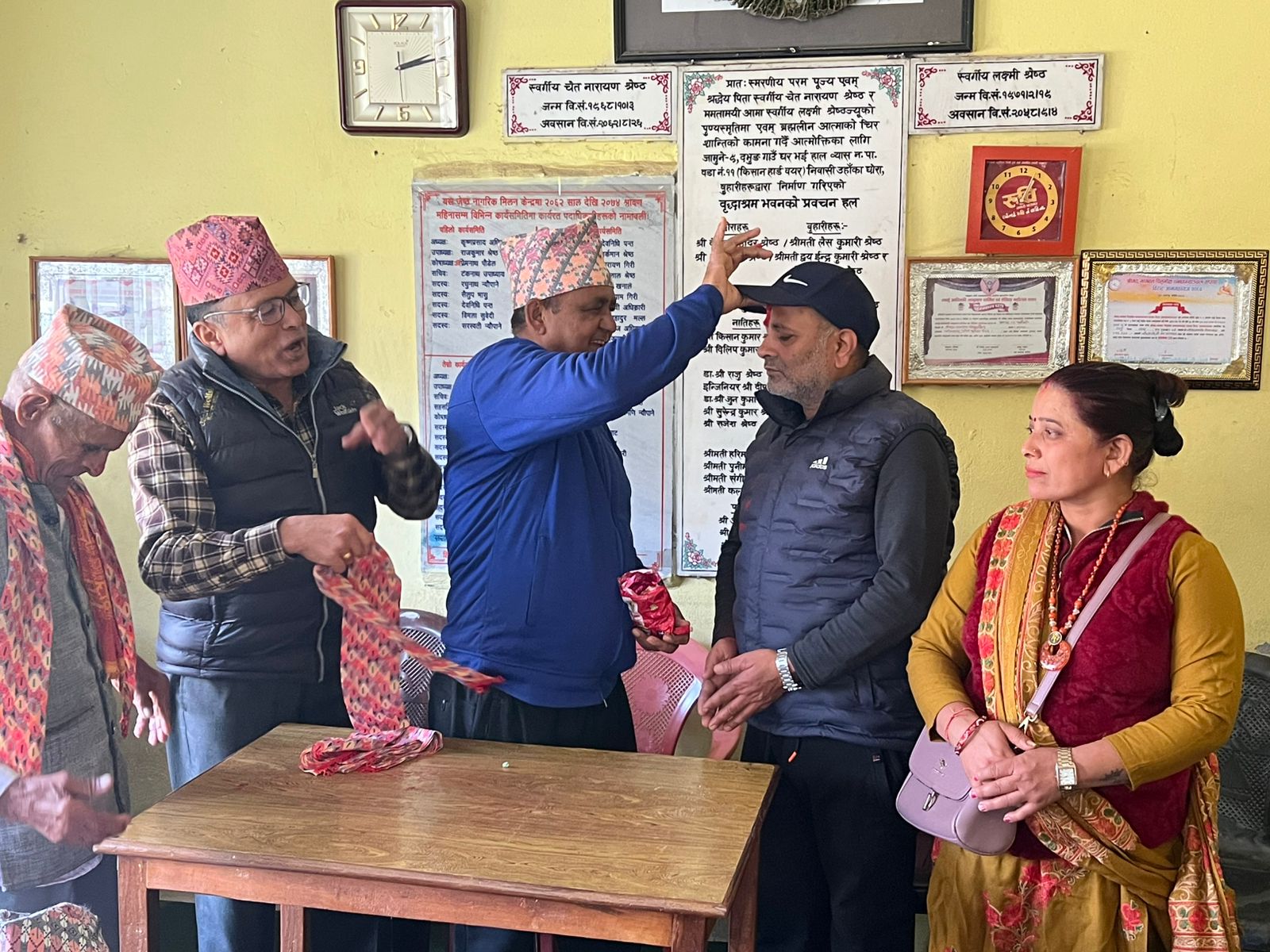 आयुष आचार्यले जन्मदिनको अवसरमा ज्येष्ठ नागरिकलाई खाजा सहयोग गरे
