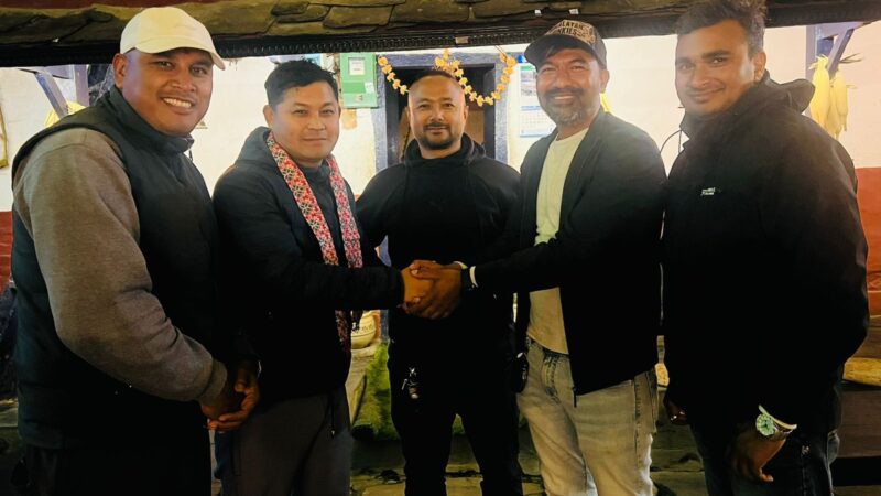दमाैलीका युवा व्यवसायी वस्याल रास्वपा छाेडी काङ्ग्रेसमा प्रवेश , युवा नेता श्रेष्ठले गरे स्वागत