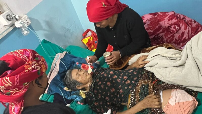 मधुमेहका कारण खुट्टा गुमाएकी ७२ वर्षीया वृद्धा अक्सिजनको भरमा, उपचार खर्च जुटाउन मुन्द्रा बेच्न बाध्य