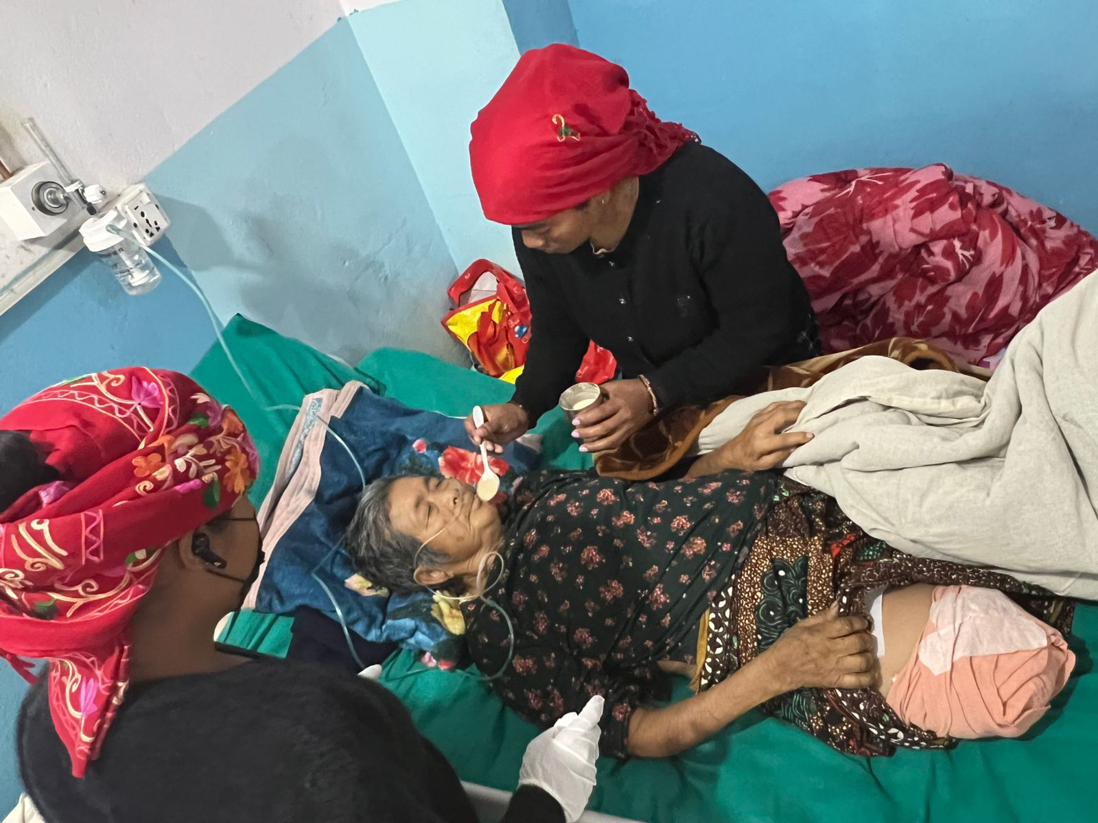 मधुमेहका कारण खुट्टा गुमाएकी ७२ वर्षीया वृद्धा अक्सिजनको भरमा, उपचार खर्च जुटाउन मुन्द्रा बेच्न बाध्य