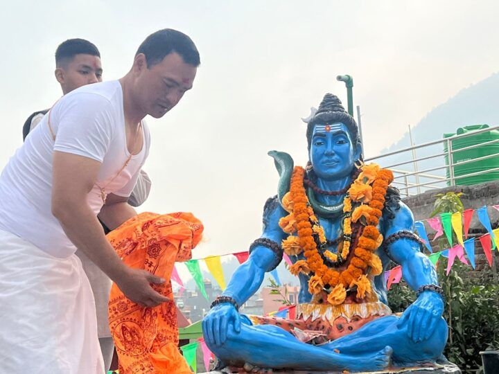 क्याप्टेन शिद्धबहादुर मल्लद्वारा ठकुरी समाज भवन प्राङ्गणमा शिव मुर्ति स्थापना