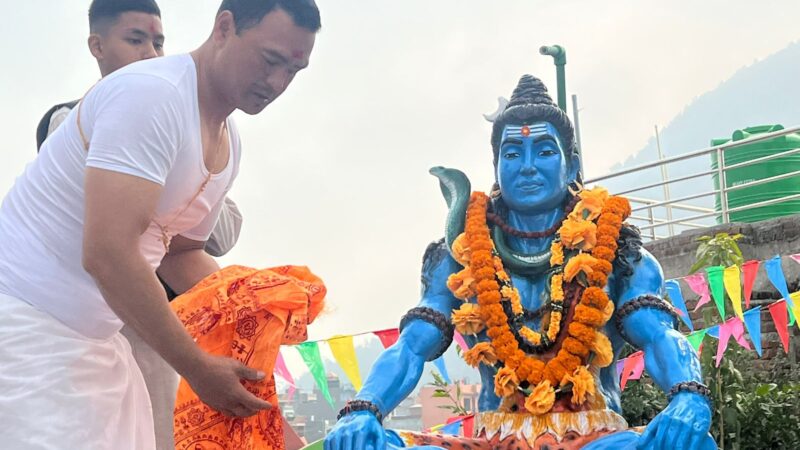 क्याप्टेन शिद्धबहादुर मल्लद्वारा ठकुरी समाज भवन प्राङ्गणमा शिव मुर्ति स्थापना