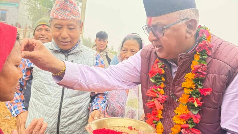म्याग्दे–६ बेलाउटे डाँडामा पूर्व जनप्रतिनिधि र सयौँ नेता–कार्यकर्ता कांग्रेसमा प्रवेश