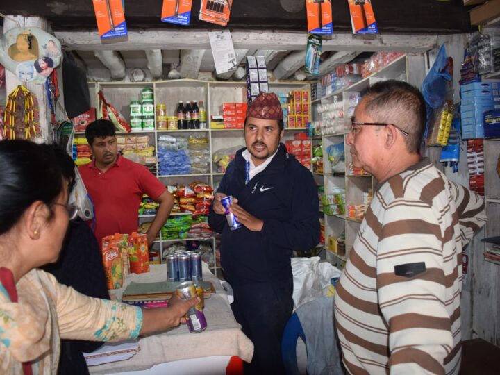 बन्दीपुर बजारका खाद्य पसलमा अनुगमन, म्याद नाघेका सामग्री नष्ट