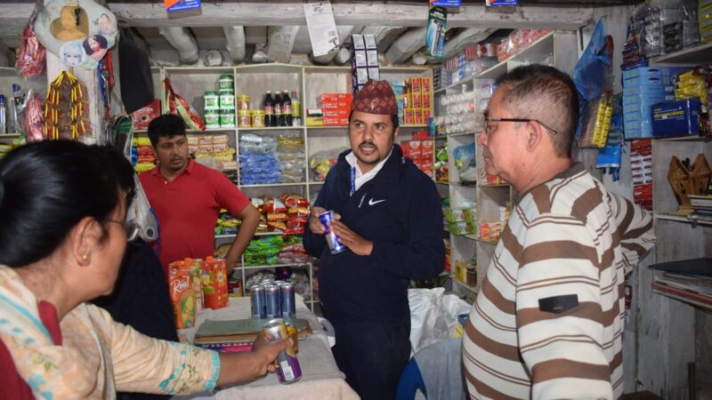 बन्दीपुर बजारका खाद्य पसलमा अनुगमन, म्याद नाघेका सामग्री नष्ट