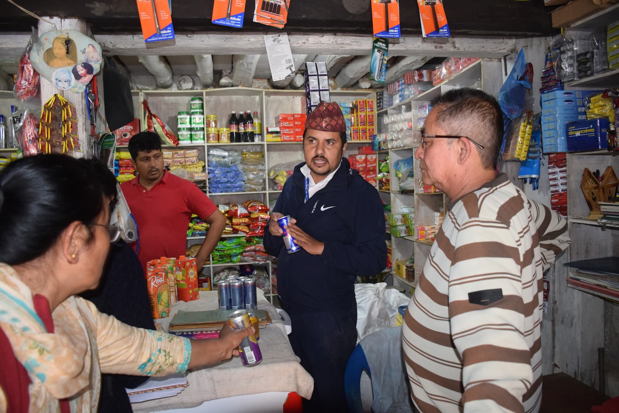 बन्दीपुर बजारका खाद्य पसलमा अनुगमन, म्याद नाघेका सामग्री नष्ट