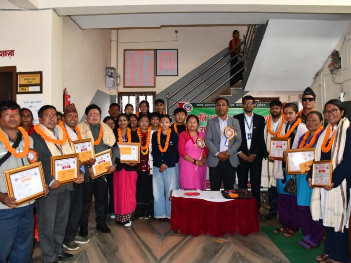 ऋषिङ्ग गाउँपालिका द्वारा  विभिन्न क्षेत्रका योगदानकर्ताहरूलाई सम्मान