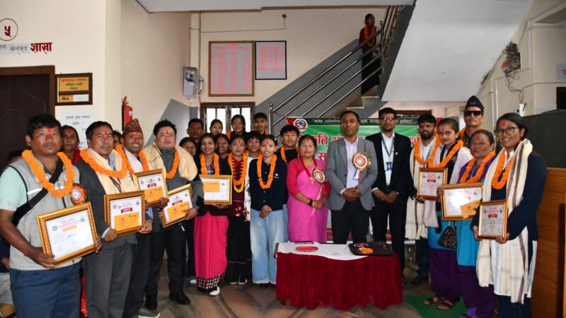 ऋषिङ्ग गाउँपालिका द्वारा  विभिन्न क्षेत्रका योगदानकर्ताहरूलाई सम्मान