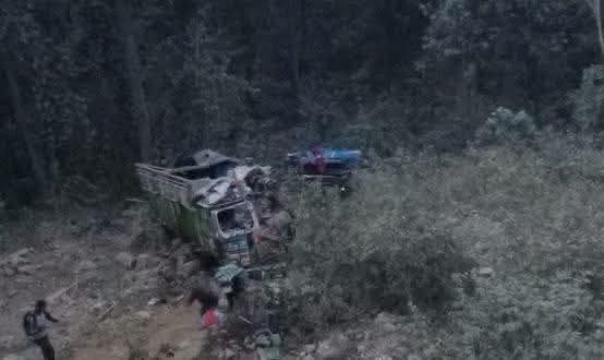 दाउन्ने सडक खण्डमा बस र ट्रक दुर्घटना ,३ जनाको मृत्यु , १९ घाईते , थप विवरण आउन बाँकी