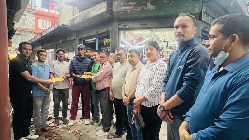 आगलागीपीडित व्यवसायीलाई दमाैली बजार इकाईकाे सहयोग