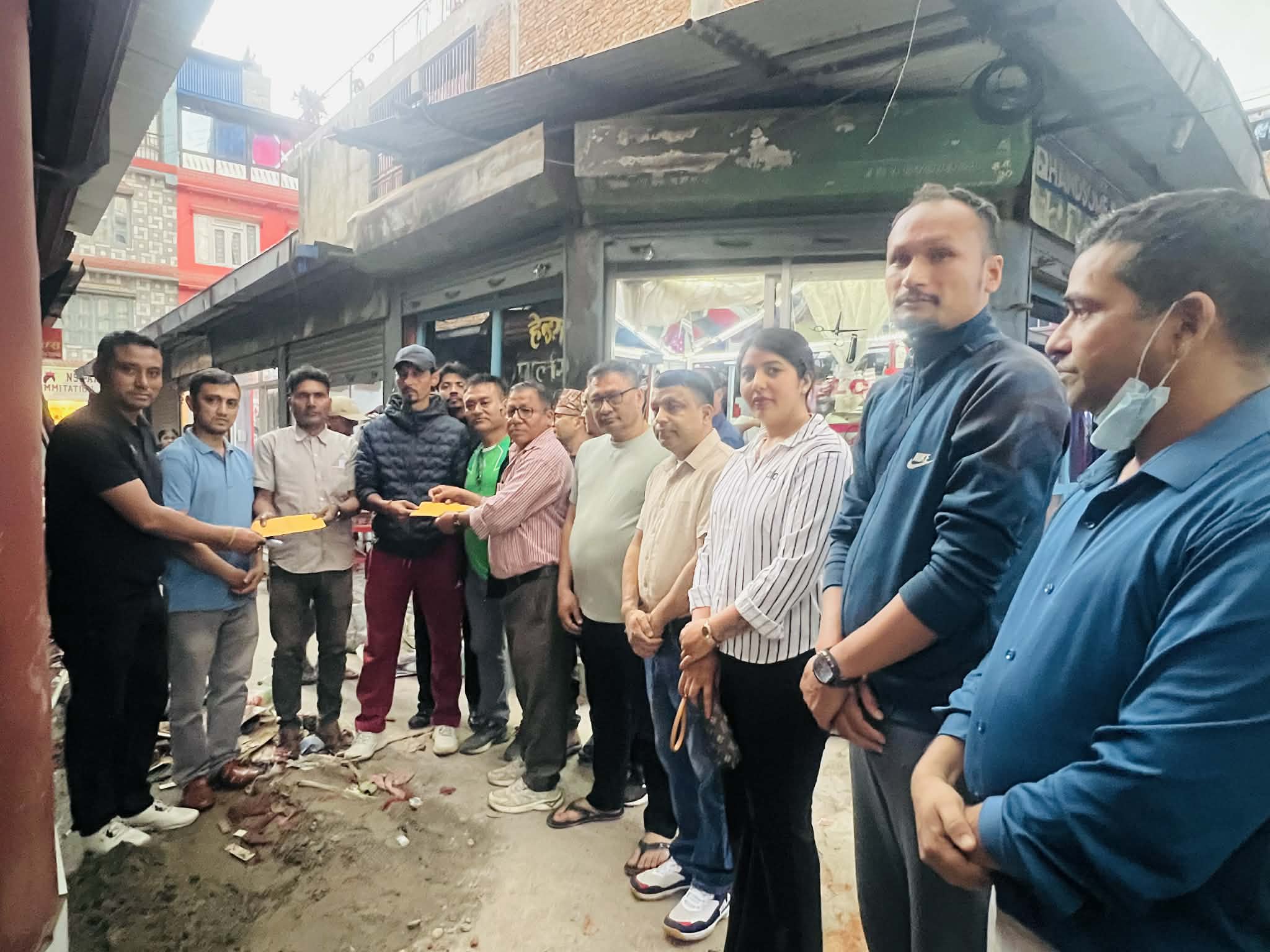 आगलागीपीडित व्यवसायीलाई दमाैली बजार इकाईकाे सहयोग