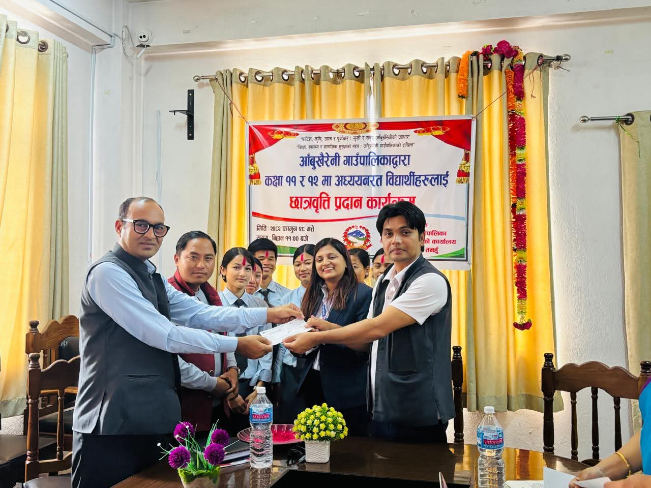 आँबुखैरेनी गाउँपालिकाद्वारा ७५ विद्यार्थीलाई छात्रवृत्ति वितरण