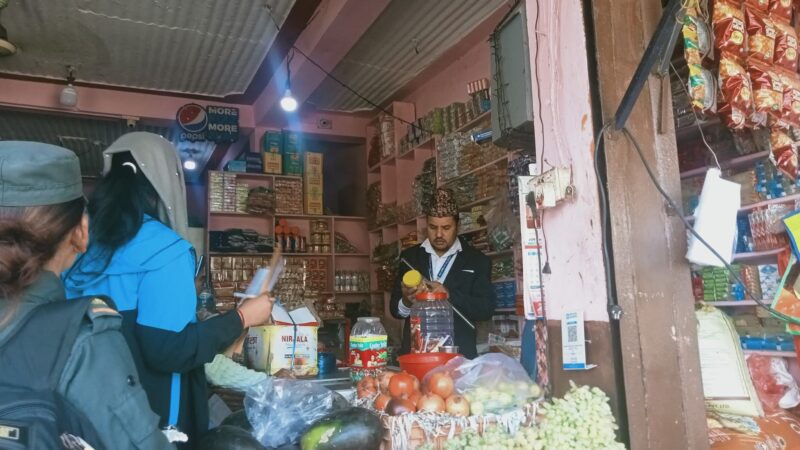 डुम्रे बजारमा अनुगमन: म्याद गुज्रिएका खाद्य पदार्थ जफत, २९ हजार बढीका सामग्री नष्ट