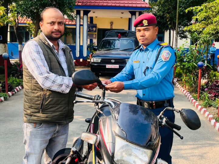 तनहुँ प्रहरी सक्रियता बढाउँदै, चोरीको मोटरसाइकल तत्काल फेला पारी धनीलाई बुझाइयो
