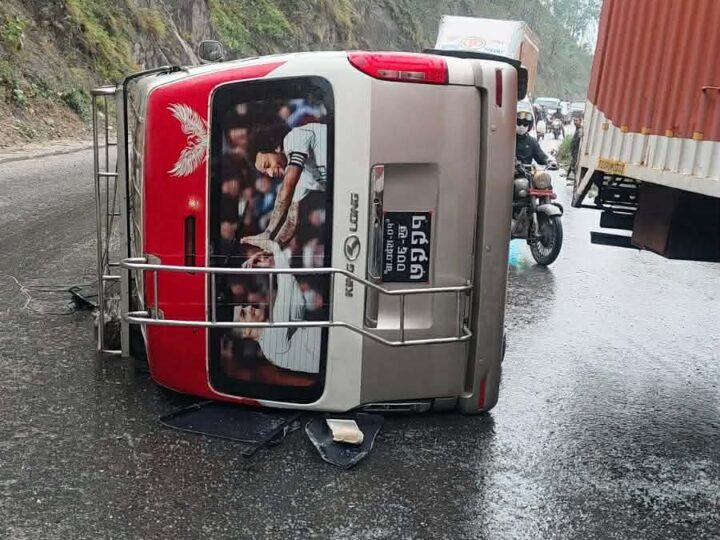काठमाडौंबाट पोखरा जाँदै गरेको माइक्रो बस धादिङमा दुर्घटना