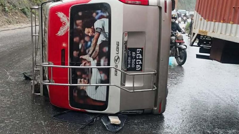 काठमाडौंबाट पोखरा जाँदै गरेको माइक्रो बस धादिङमा दुर्घटना