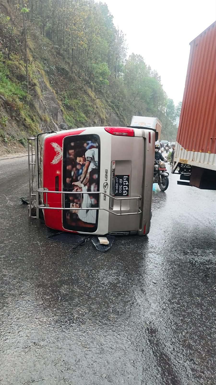 काठमाडौंबाट पोखरा जाँदै गरेको माइक्रो बस धादिङमा दुर्घटना