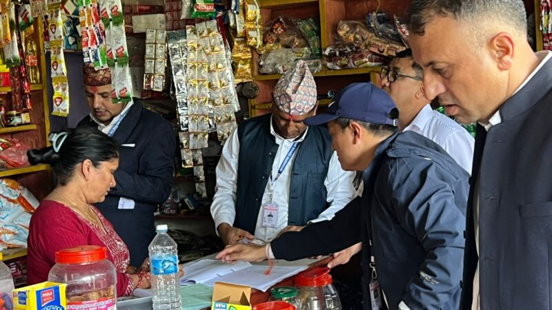 ढोरबराही क्षेत्रमा बजार अनुगमन : म्याद गुज्रेका खाद्य पदार्थ जफत, अखाद्य रङ प्रयोगमा कडाइ