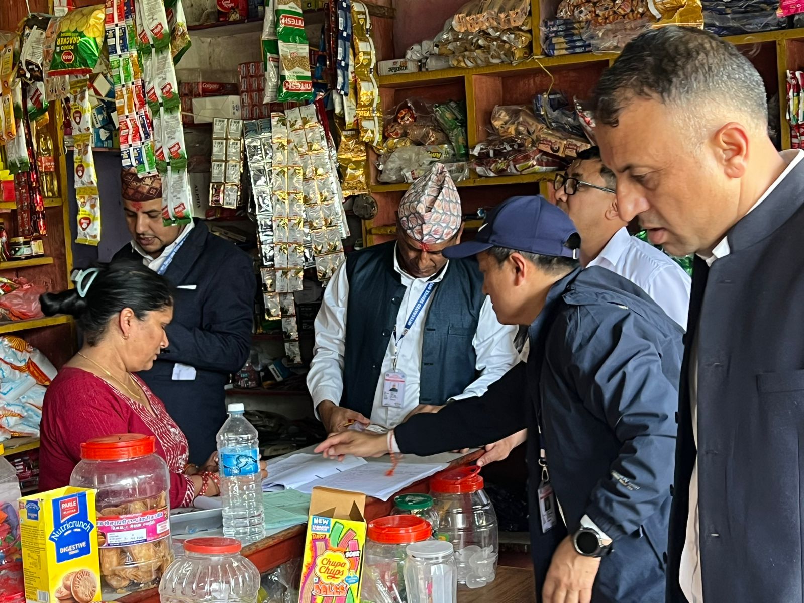 ढोरबराही क्षेत्रमा बजार अनुगमन : म्याद गुज्रेका खाद्य पदार्थ जफत, अखाद्य रङ प्रयोगमा कडाइ