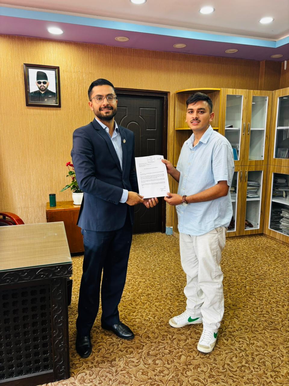 दमाैलीकाे खेलमैदान स्तरोन्नतिकाे माग गर्दै रिमालले बुझाए खेलकुद मन्त्री पाेखरेललाइ निवेदन