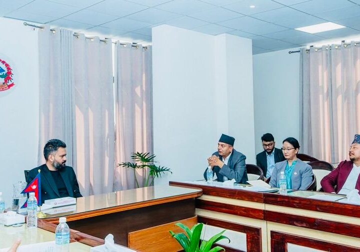 ऊर्जा विकास दशकका लागि १२ बुँदे सुझाव प्रधानमन्त्रीलाई—इन्जिनियर न्यौपानेद्वारा पेश