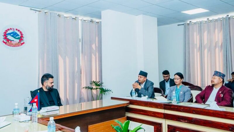 ऊर्जा विकास दशकका लागि १२ बुँदे सुझाव प्रधानमन्त्रीलाई—इन्जिनियर न्यौपानेद्वारा पेश