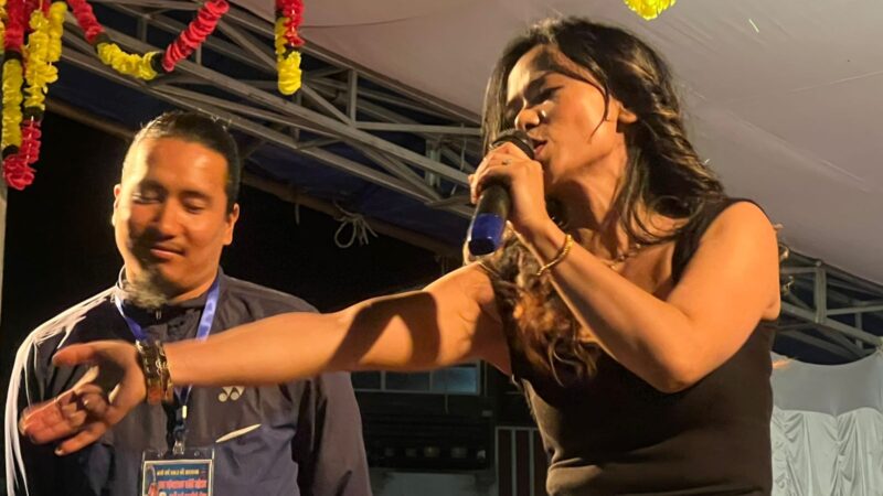 दमौलीकाे टाइगर ल्याण्ड महोत्सवमा सम्झना लामिछानेको धमाकेदार प्रस्तुति