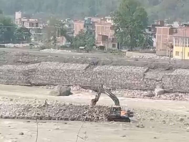 बेलबास नजिकै नदी दोहनप्रति स्थानीयको आक्रोश, बस्ती जोखिममा