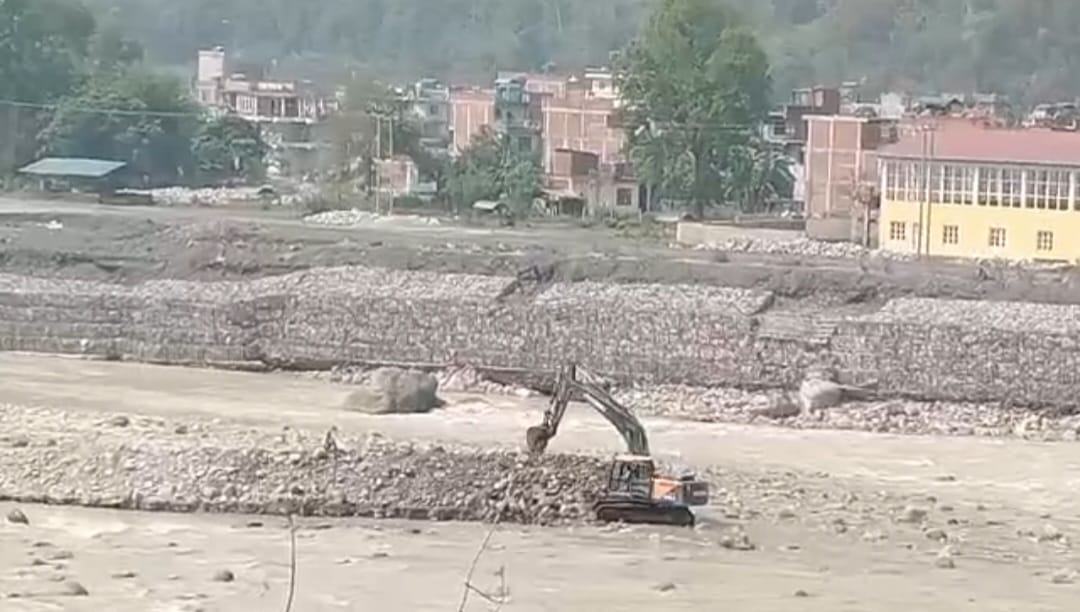 बेलबास नजिकै नदी दोहनप्रति स्थानीयको आक्रोश, बस्ती जोखिममा