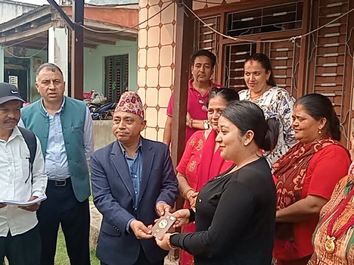 तनहुँमा घरमै पुगेर पासपोर्ट वितरण सेवा सुरु