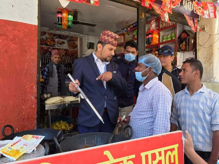 डुम्रे बजारमा दुई दिन सघन अनुगमन: ५० हजार बढीका अखाद्य सामग्री नष्ट