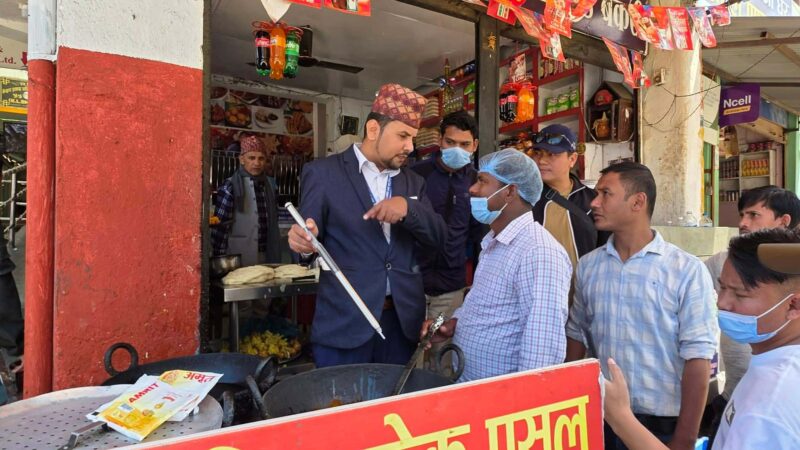 डुम्रे बजारमा दुई दिन सघन अनुगमन: ५० हजार बढीका अखाद्य सामग्री नष्ट