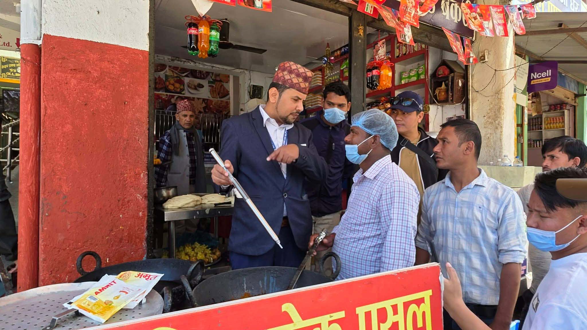 डुम्रे बजारमा दुई दिन सघन अनुगमन: ५० हजार बढीका अखाद्य सामग्री नष्ट