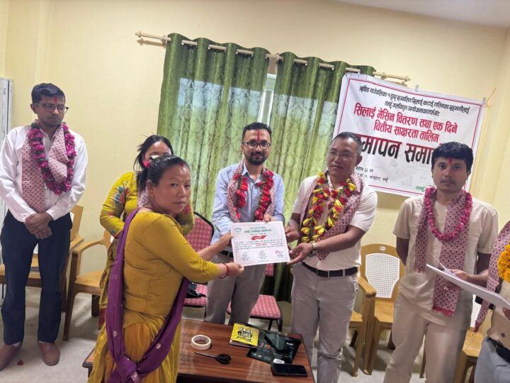 तनहुँ जलविद्युत आयोजना द्वारा आयोजना प्रभावित महिलालाई सिलाइ मेसिन वितरण
